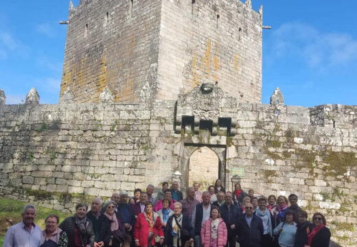 Corenta veciños e veciñas de Frades participan nunha excursión a Soutomaior, Redondela e Pontevedra